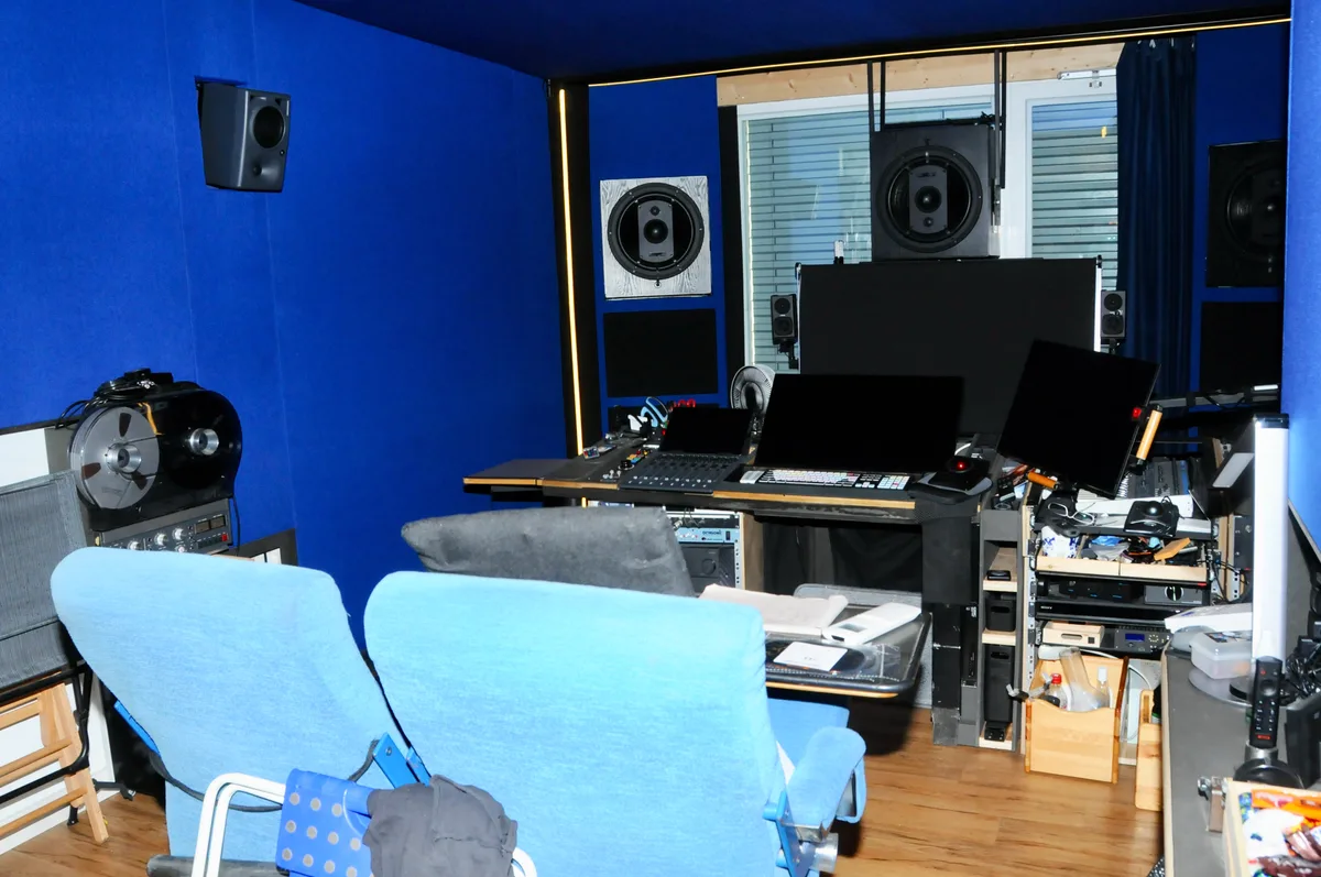 Kinofeeling: das kreative Reich von Christian Beusch im heimischen Egg. Man sieht ein kleines Tonstudio.